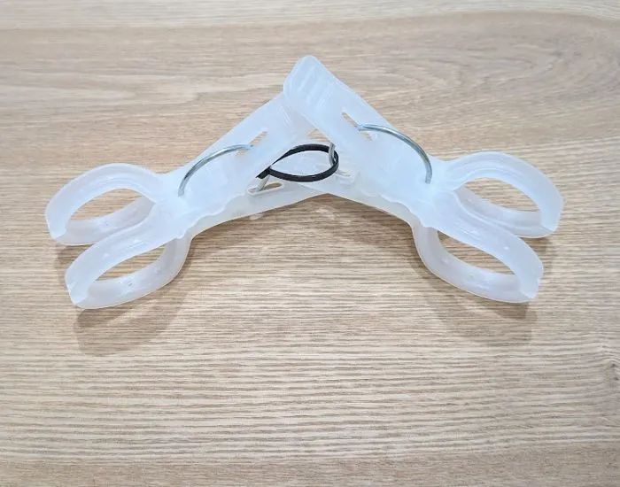 結束バンドで2つの洗濯ばさみを連結させた様子（撮影：grape編集部）