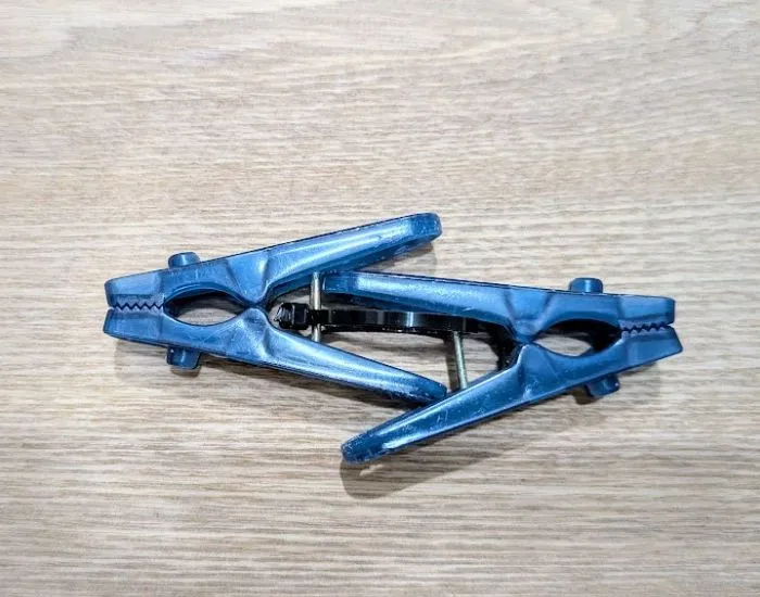 結束バンドで2つの洗濯ばさみを連結させた様子（撮影：grape編集部）