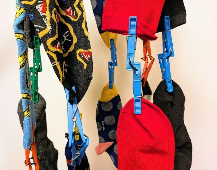 結束バンドで連結した洗濯ばさみで靴下を干している様子（撮影：grape編集部）