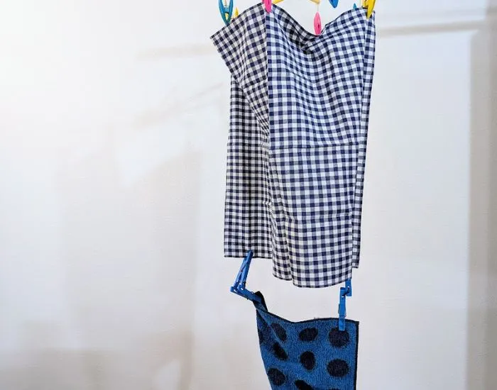 連結した洗濯ばさみでハンカチを干している様子（撮影：grape編集部）