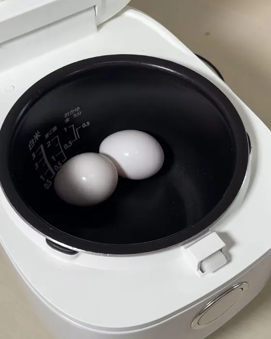 炊飯器に卵を入れている様子