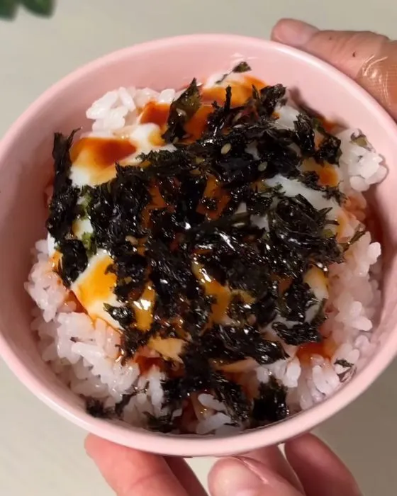 韓国海苔をまぶしている様子