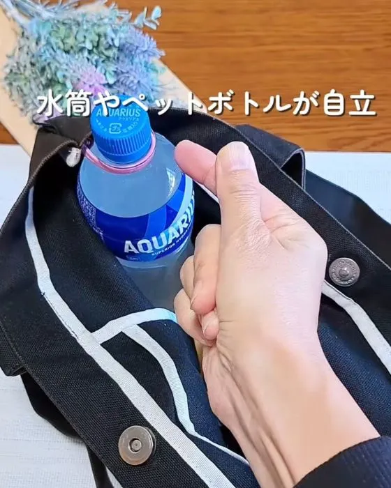 ゴムでペットボトルを固定している様子