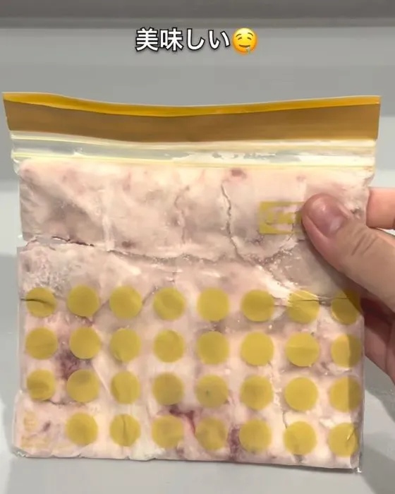 ジャムとヨーグルトでフローズンヨーグルトを作っている様子