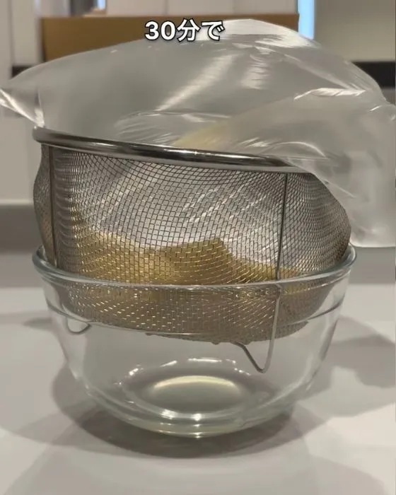 水切りヨーグルトを作っている様子