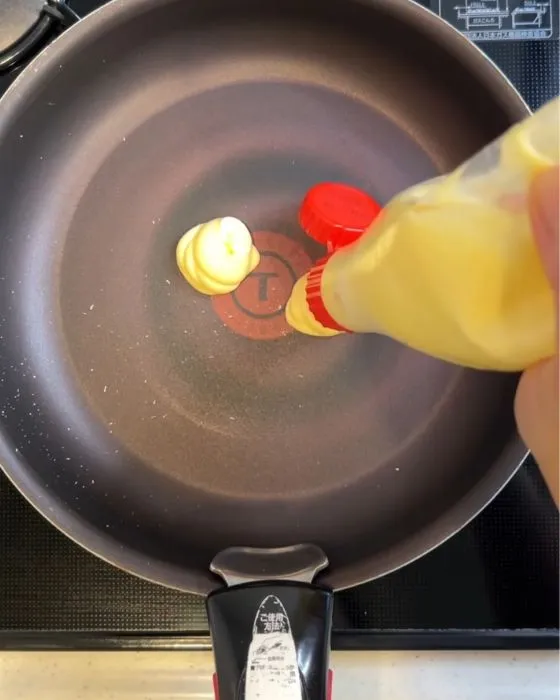 マヨネーズをフライパンに出している様子