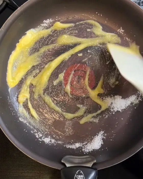 マヨネーズとグラニュー糖を混ぜている様子