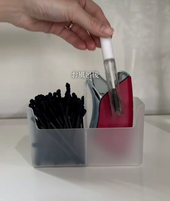 手持ち付き収納BOXに入れる様子