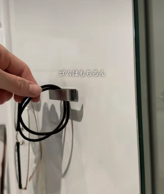 ゴムを引っ掛ける様子