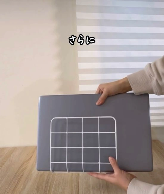 ワイヤーマガジンラックに収納されたノートパソコン