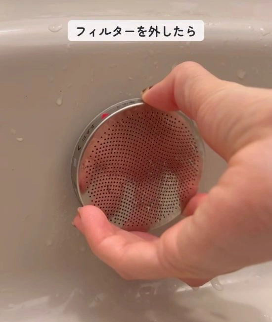 フィルターを外す様子