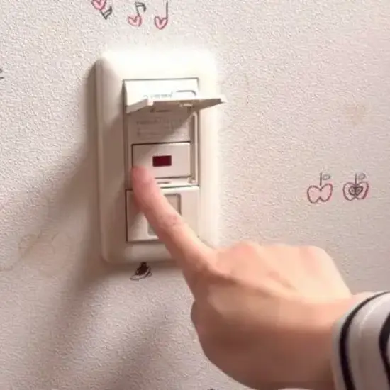 換気扇のスイッチを切る様子