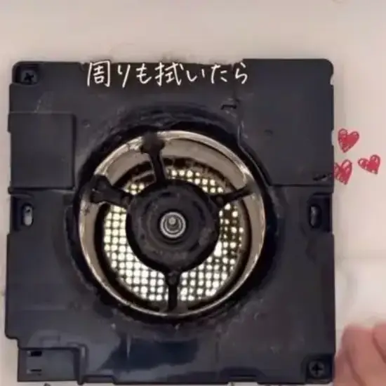 換気扇周りを拭く様子