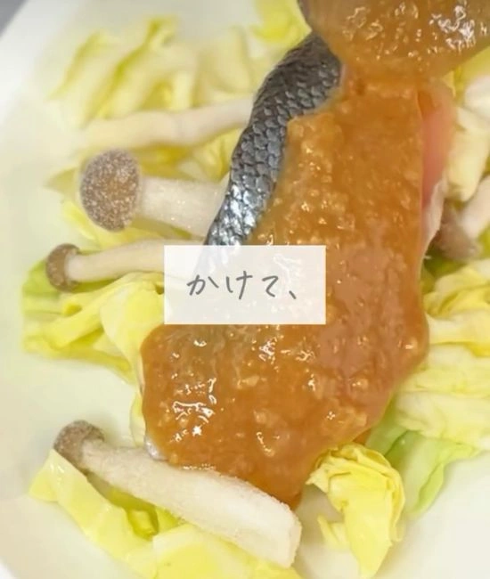 タレをかける様子