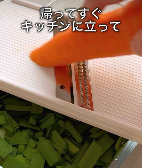 ニンジンをカットする様子
