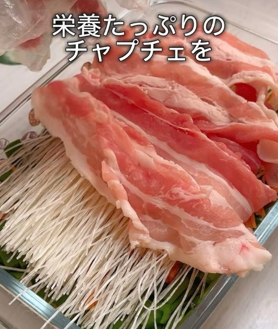 豚バラを広げる様子