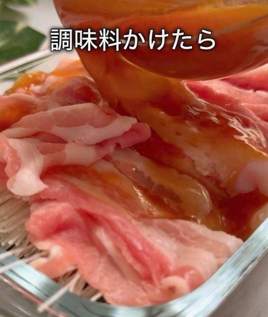 調味料をかける様子
