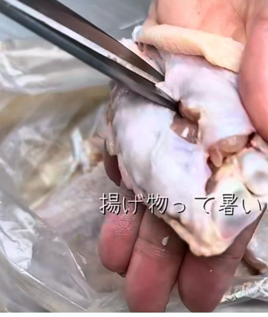 手羽先に切れ目を入れる様子