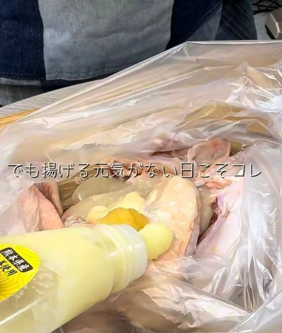 手羽先に味つけする様子