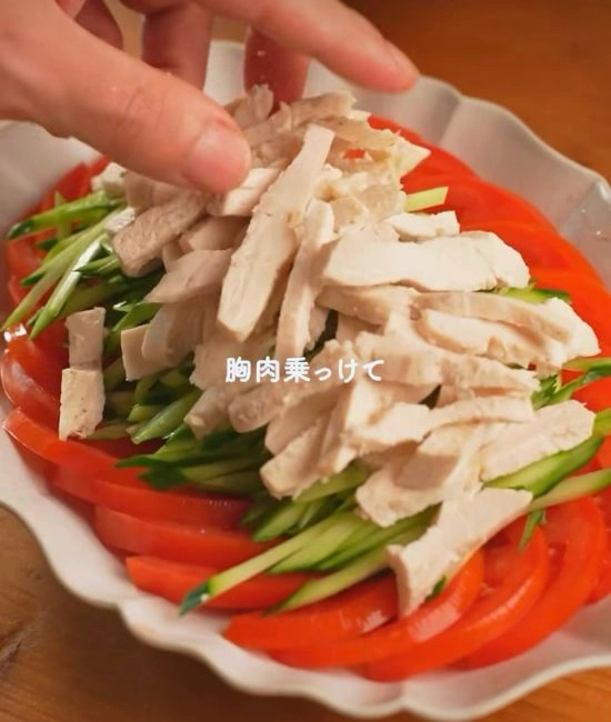 鶏むね肉を盛りつける様子