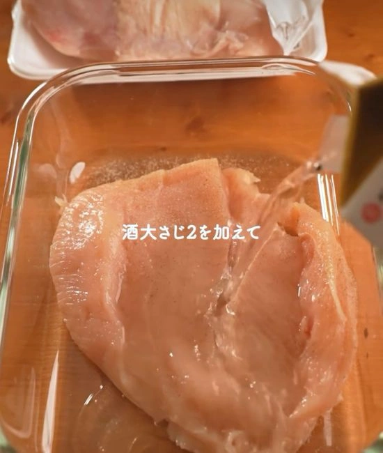 酒を振りかける様子