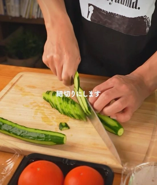 キュウリをカットする様子