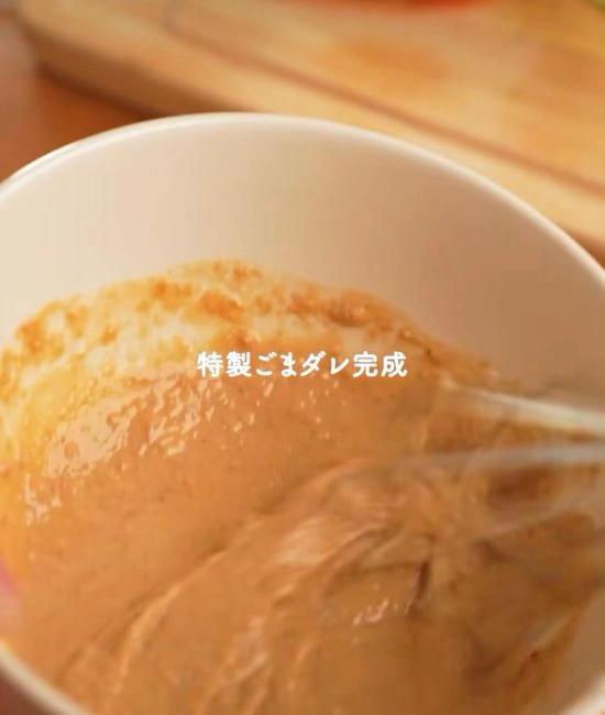 ゴマだれを作る様子