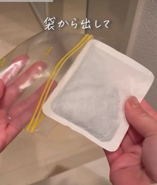 袋から使い捨てカイロを出す様子