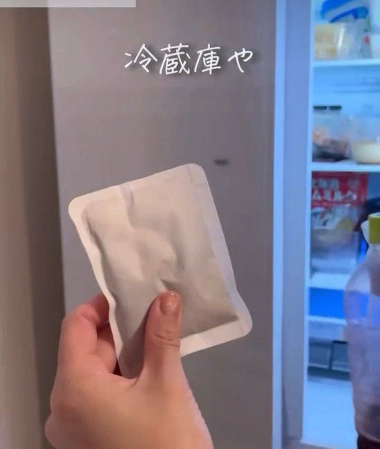 使い捨てカイロを冷蔵庫に入れる様子