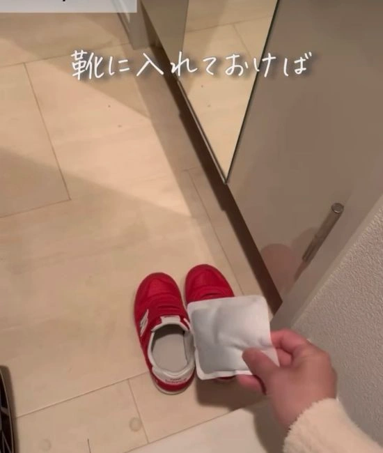 子供靴に使い捨てカイロを入れる様子