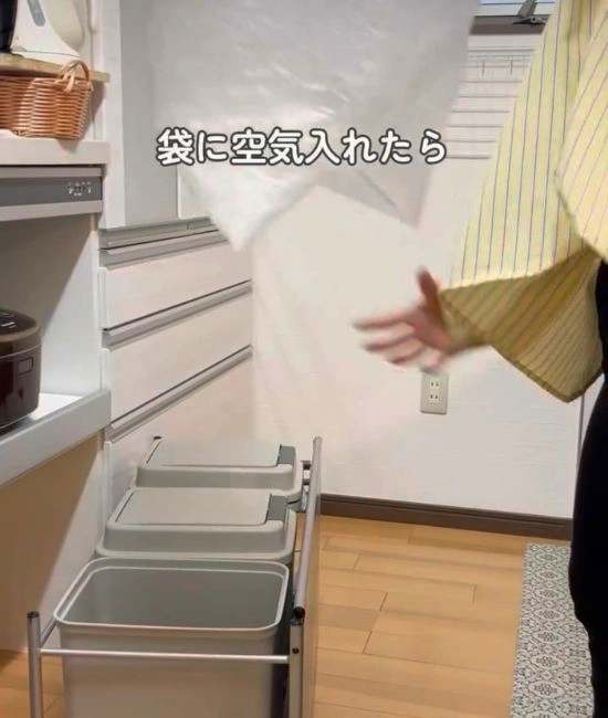 ゴミ袋に空気を入れる様子