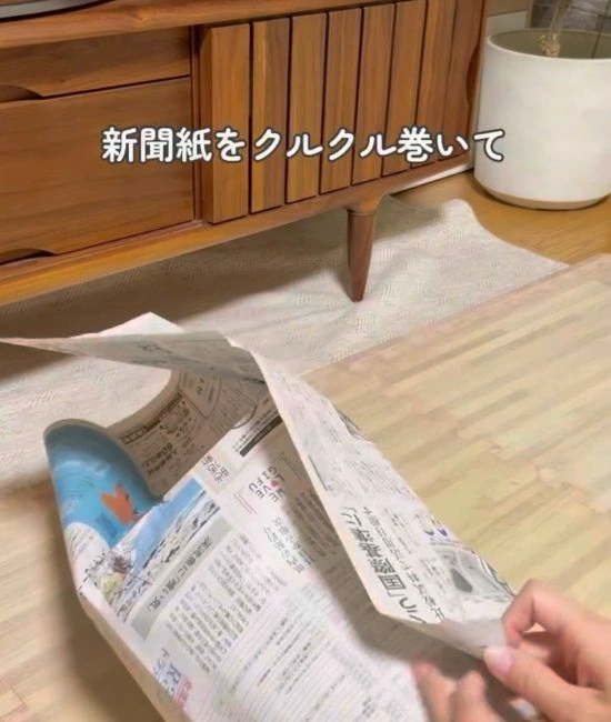 ゴミ箱を新聞紙で包む様子