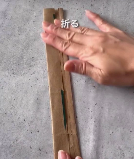 裏側を折る様子