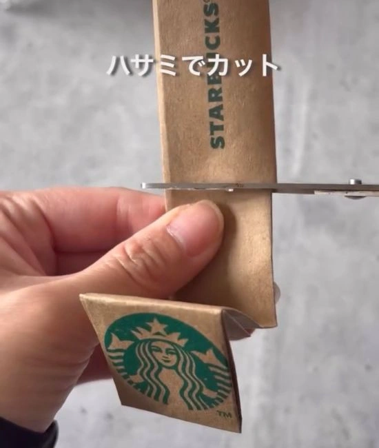 ロゴ上でカットする様子