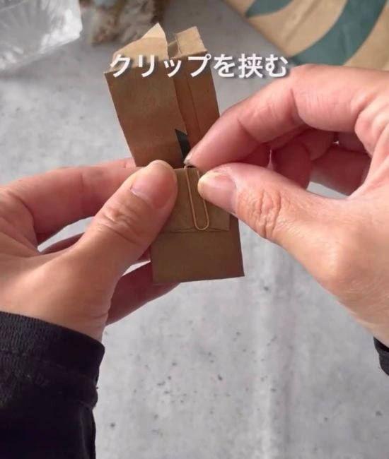 クリップを挟む様子