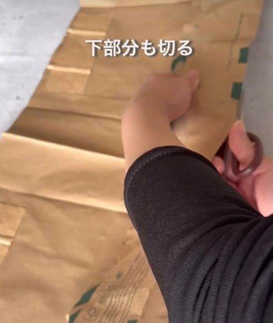 マチ部分を切り取る様子