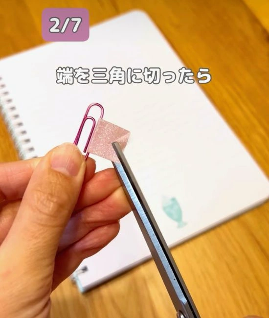 マスキングテープをカットする様子