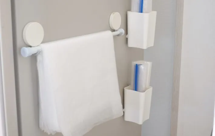 フックとバーののついた壁面の写真