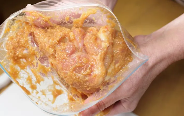 食べ物が入ったジッパーつき保存袋