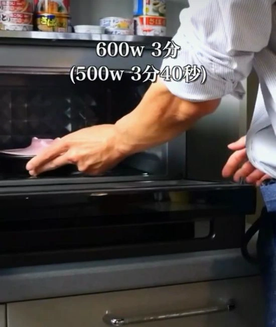 電子レンジに入れる様子