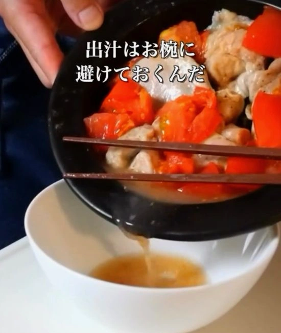 出汁を取り分ける様子