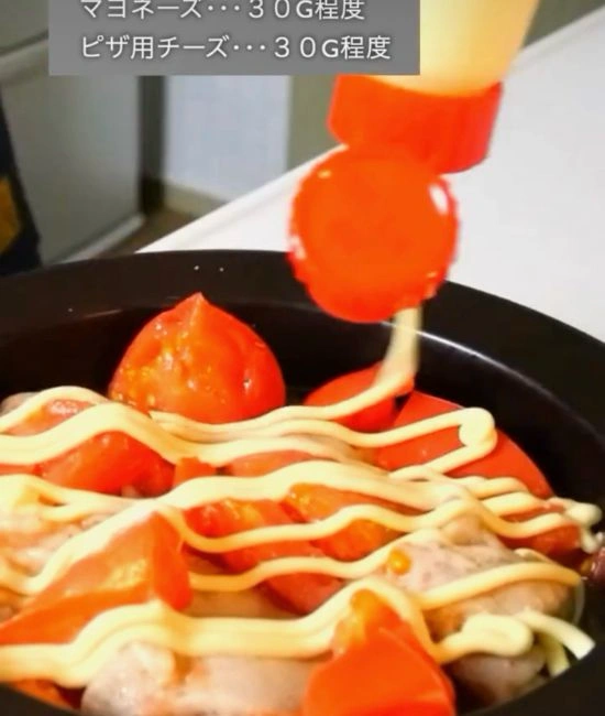 マヨネーズをかける様子