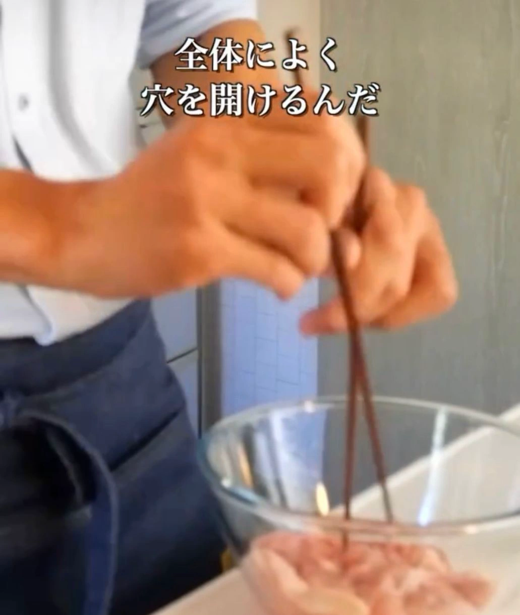 鶏もも肉に穴を開ける様子