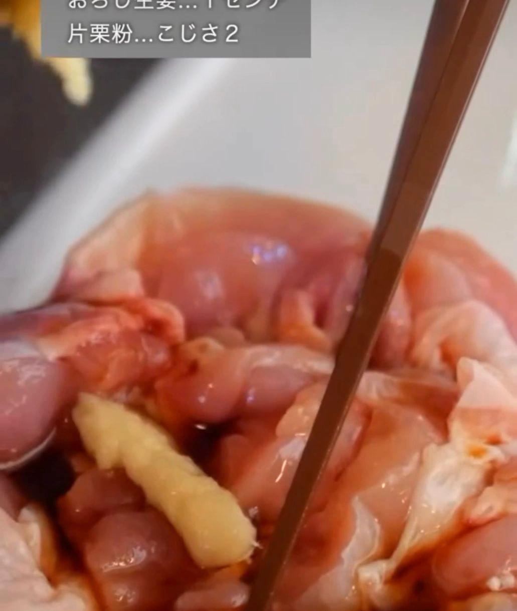 調味料を入れる様子