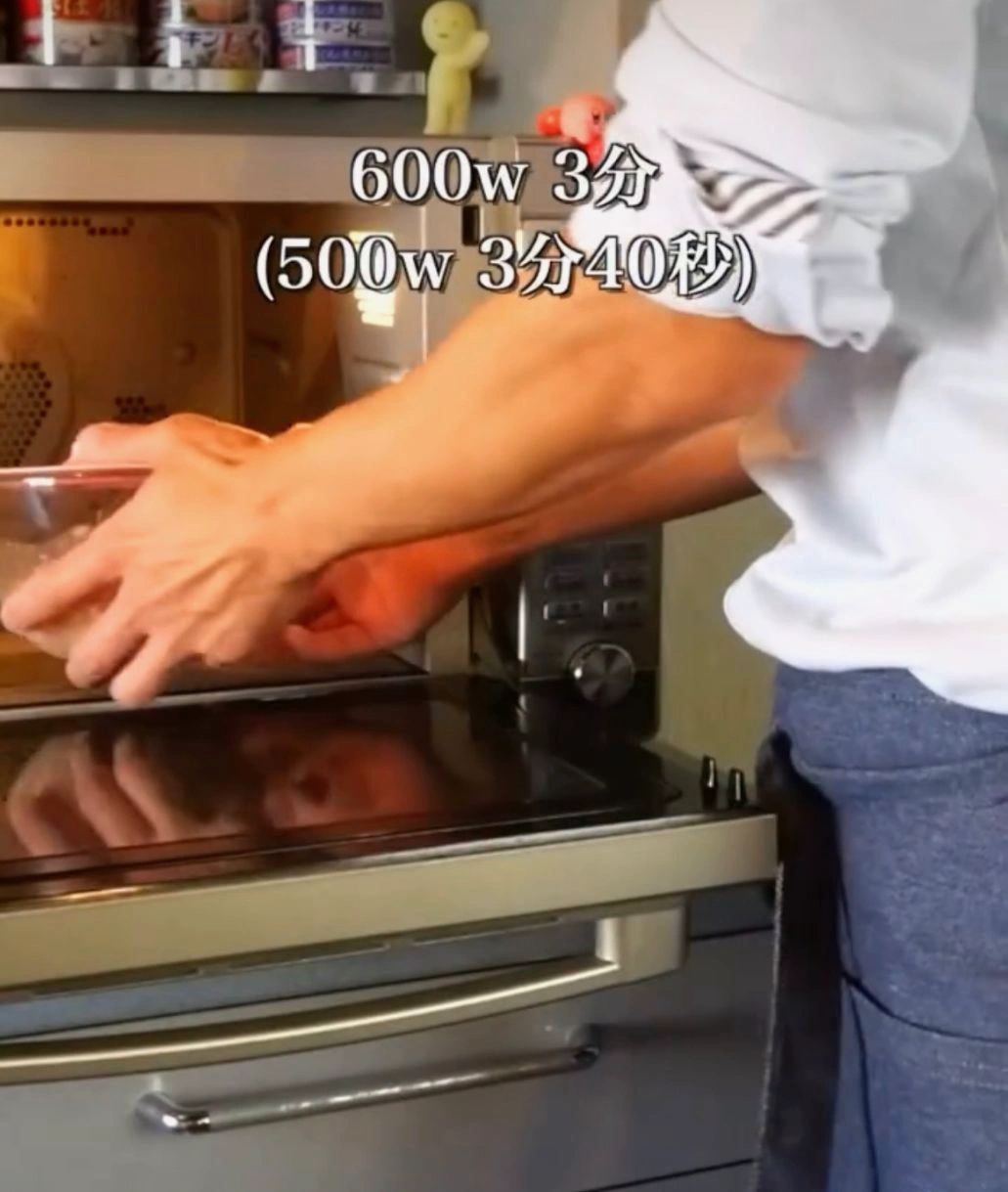 電子レンジに入れる様子