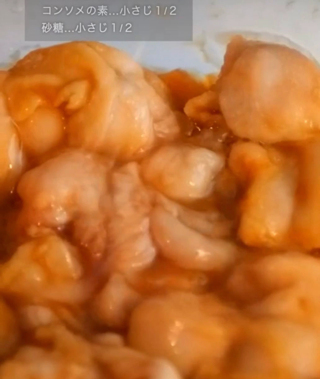 加熱後の鶏もも肉に味つけする様子