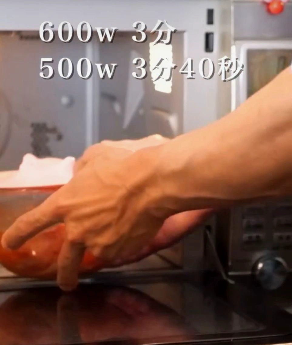 電子レンジに入れる様子