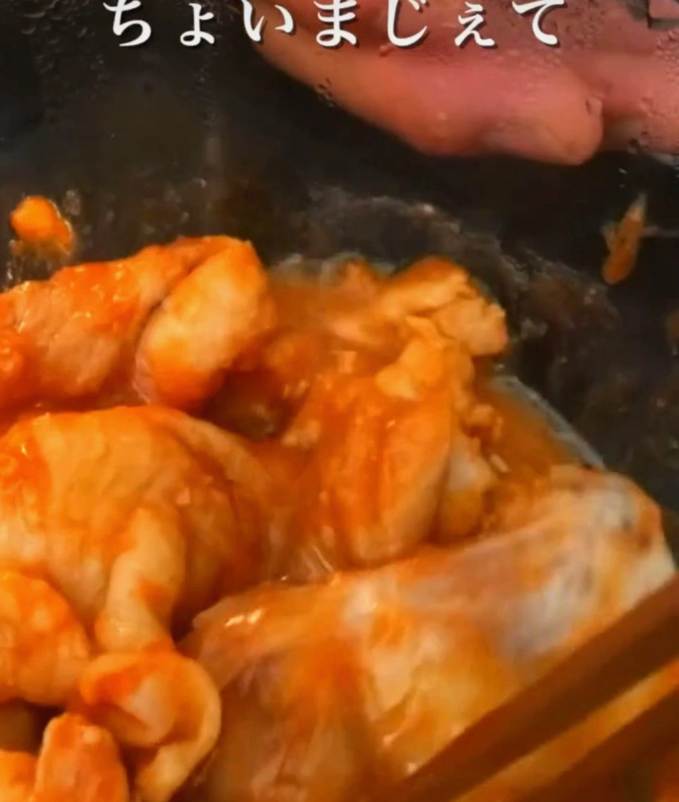 加熱後の鶏もも肉を混ぜる様子