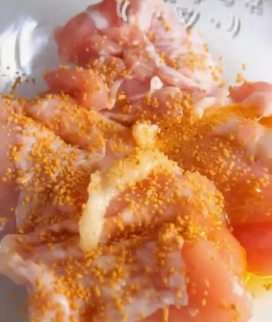 コンソメ顆粒をかける様子