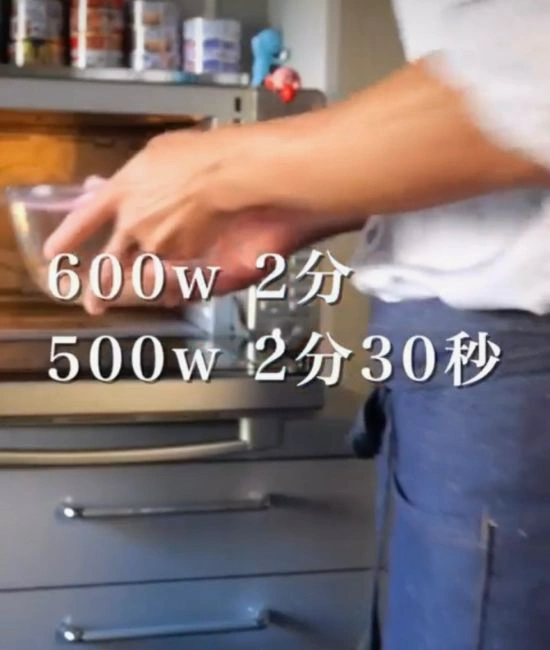 電子レンジに入れる様子